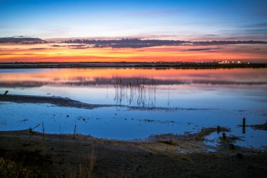 Murcia Bölgesi, San Pedro del Pinatar 'ın suları üzerinde gün doğumu, sudaki yansımasıyla