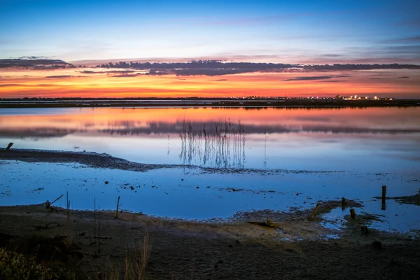 Murcia Bölgesi, San Pedro del Pinatar 'ın suları üzerinde gün doğumu, sudaki yansımasıyla