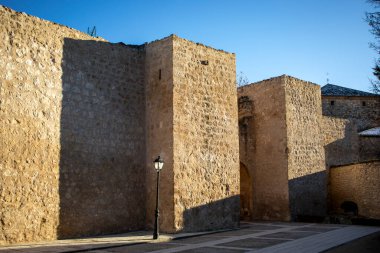 İspanya 'nın Guadalajara, Castilla-La Mancha kentindeki Brihuela şehrinin tarihi merkezinde ortaçağ duvarlarında yer alan San Jos Kapısı
