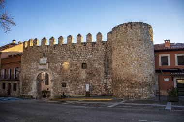 İspanya 'nın Guadalajara kentindeki Brihuega şehir duvarlarındaki Puerta de la Cadena (Zincir Kapısı)' nın ön görüntüsü