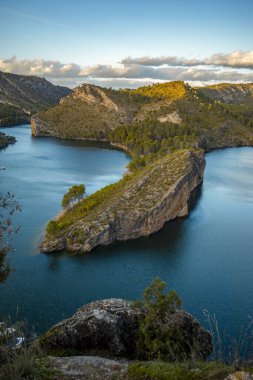İspanya 'nın Guadalajara şehrindeki Guadiela Nehri' nin Bolarque rezervuarından dikey bakış açısı