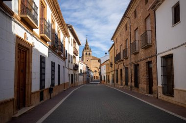 Tipik Villanueva de la Jara sokağı, Cuenca, İspanya, arka planda Meryem Ana Bazilikası