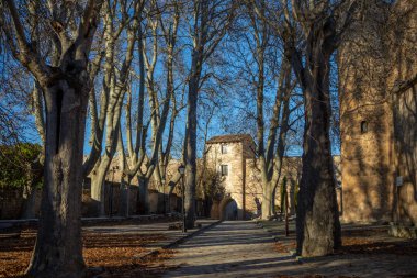 Brihuega, Guadalajara, Castilla la Mancha gibi arka planda Guia kemeriyle çevrili bahçeler.
