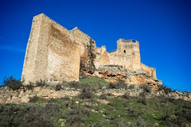 İspanya 'nın Guadalajara kentindeki Zorita de los Canes şatosunun etkileyici manzarası.