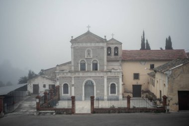 Sisli bir günde İspanya 'nın Murcia kentindeki El Valle Doğal Parkı' nda Işığın Münzevi Cephesi