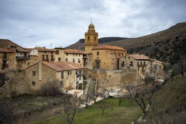 İspanya 'nın Aragon Özerk Topluluğu' nun Teruel eyaletindeki tarihi Mirambel kasabasının manzarası