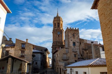 İspanya 'nın Aragon Özerk Topluluğu' nun Teruel ilindeki La Iglesuela del Cid Kilisesi ve Los Nublos Kulesi