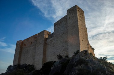 Sabahın erken saatlerinde Miravet Kalesi, Tarragona, Katalonya, İspanya manzarası