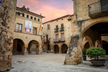 Horta de Sant Joan 'ın tarihi merkezinde muazzam bir meydan.