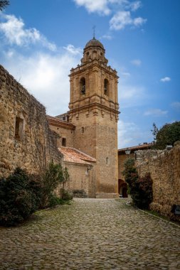 Mirambel, Teruel, Aragon, İspanya 'daki Santa Margarita kilisesinin çan kulesinin dikey fotoğrafı.