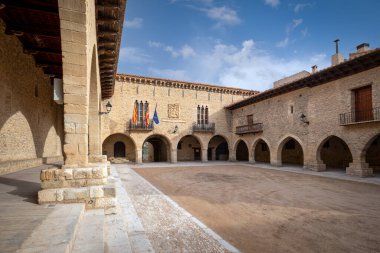 Cantavieja 'daki Plaza de Espaa, Teruel, Aragon, İspanya, Porticoed çevresi