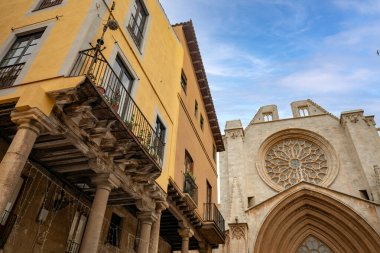 Tarragona, Katalonya, İspanya 'da katedral cephesi ve tarihi binaları olan katedral meydanı.