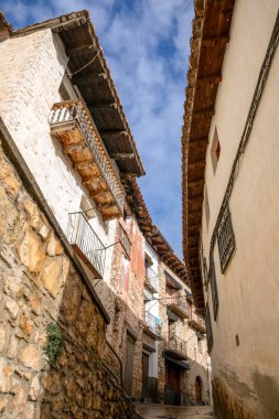 Teruel, Aragon, İspanya 'daki Linares de Mora' nın tarihi merkezinde tipik bir cadde.