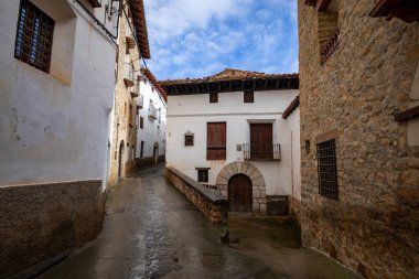 Teruel, Aragon, İspanya 'daki Linares de Mora' nın tarihi merkezinde tipik bir cadde.