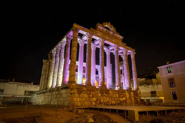 Merida 'daki Diana tapınağı, Badajoz, Extremadura, İspanya, gece aydınlandı