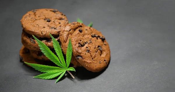 Cannabislöv Chokladkakor Marijuanamat Medicinska Ogräs Ätbara Cbd Olja Kopiera Utrymme — Stockfoto