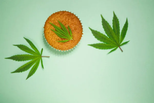 Kenevir Aşılı Bisküvi Marihuana Yaprağı Cbd Yağlı Keki Tıbbi Kullanım — Stok fotoğraf