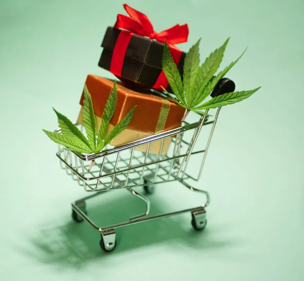 Alışveriş arabalı kenevir yaprağı. Noel hediyeleri. Yeni yıl indirimi. Marihuana çevrimiçi. 