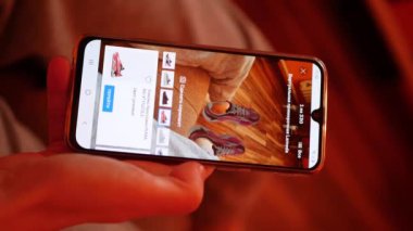 AR deneme uygulamasında ayakkabı seçen müşteriyi kapat. Çevrimiçi perakendenin geleceği. Evde akıllı telefon kullanıyordu. Hızlı alışveriş. Dikey 4k video