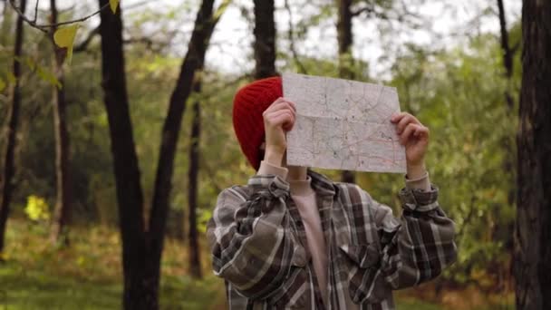 Gesichtslose Frau Mit Landkarte Wald Abenteuer Draußen Wochenendaktivität Verloren Der — Stockvideo