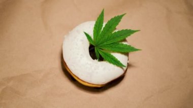 TCH aşılanmış donut. 4K videosunu durdur. Marihuana yaprağı. Esrar yiyecekler