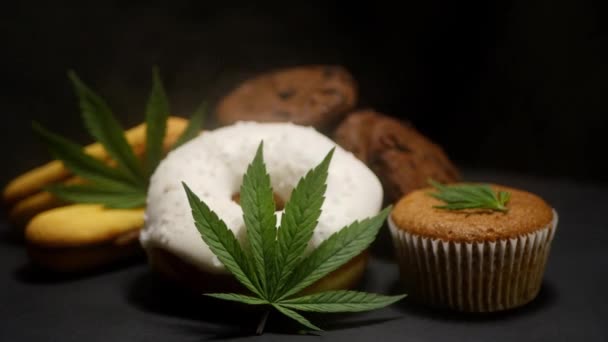 Cannabis Essbar Cbd Ölbonbons Marihuana Blatt Rauchereffekt — Stockvideo