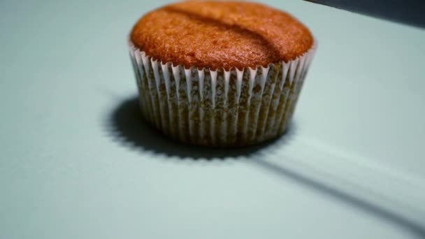 Cierre Cuchillo Mitad Muffin Para Ver Relleno Sabroso Corte Pastel — Vídeos de Stock