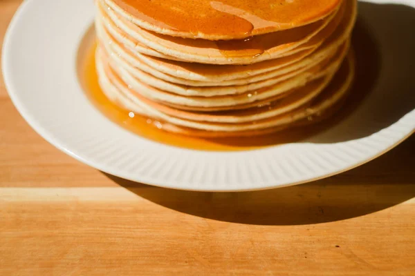 メープルシロップでおいしいスタックパンケーキを閉じます 朝食用の甘いデザート — ストック写真