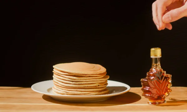 단풍당밀로 맛좋은 아침으로 맛있는 디저트 나무로 테이블 — 스톡 사진
