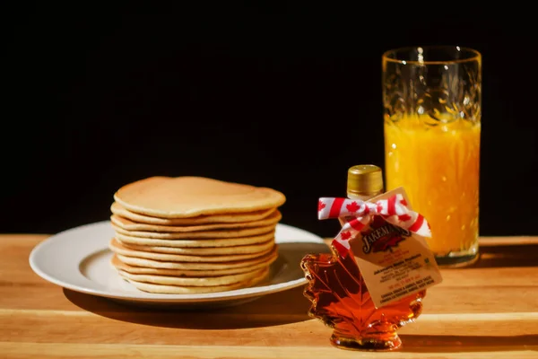 Smaklig Stack Pannkakor Med Lönnsirap Söt Efterrätt Till Frukost Uppfattat — Stockfoto