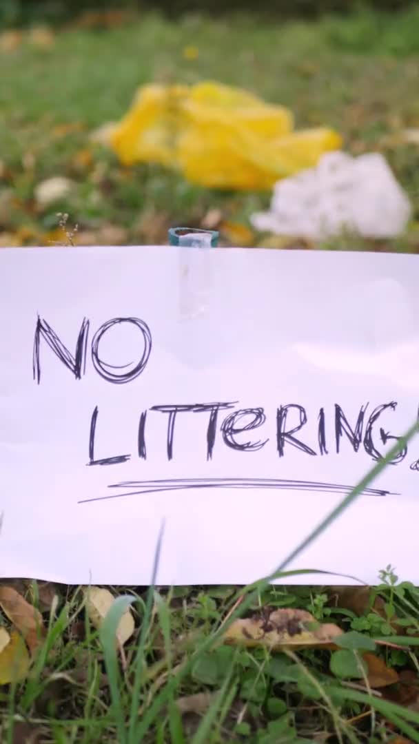 Kein Abfallschild Park Umgeben Von Plastikmüll Und Polyethylen Tüten Vertikales — Stockvideo