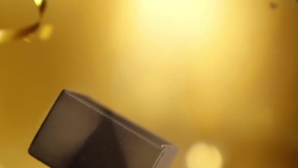 礼品盒在金色背景下飘扬 节日气氛 新年庆祝活动 创意4K视频 — 图库视频影像