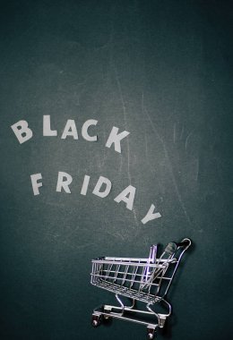 Alışveriş arabası dümdüz yatıyordu. Kara Cuma. Mektup mesajı. Tatil indirimi. Dikey yönelim 