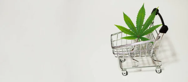Alışveriş arabası afişinde kenevir yaprağı. Tıbbi ot. Hızlı marihuana teslimatı. Boşluğu kopyala. 