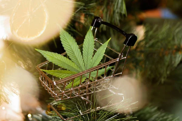 Alışveriş arabasında kenevir yaprağı. Noel ağacı. Tatil indirimi. İnternette marihuana sat 
