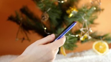 Akıllı telefondan el yazısını kapat. İnternetten Noel hediyeleri alıyorum. Evde yeni yılı kutluyoruz.. 