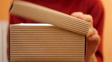 Ellerini kapat ve Noel hediyesini aç. Kutuda ışık var. Mucize hediye. Boks günü. Yeni yılı kutluyoruz 