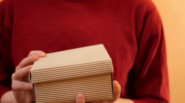 Ellerini kapat ve Noel hediyesini aç. Kutuda ışık var. Mucize hediye. Boks günü. Yeni yılı kutluyoruz 