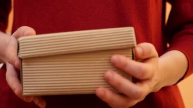 Ellerini kapat ve Noel hediyesini aç. Kutuda ışık var. Mucize hediye. Boks günü. Yeni yılı kutluyoruz 