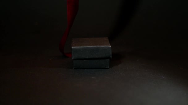 Черный Ящик Красная Лента Падает Концепция Упаковки Праздничные Подарки — стоковое видео