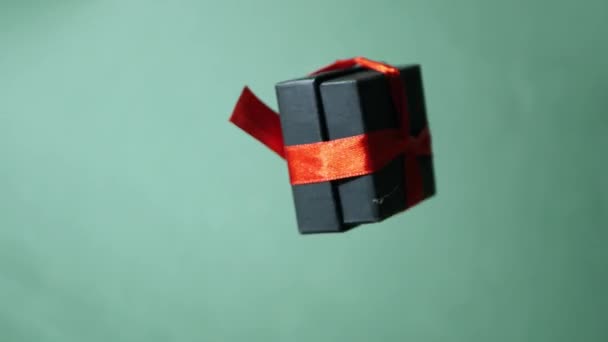 Caixa Presente Girando Arco Fita Vermelha Embalagem Caixa Preta — Vídeo de Stock