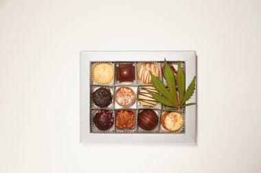 CBD çikolatalı şekerler. Sevgililer günü hediyesi. Kenevir yaprağı. Marihuana yemeği. Yenilebilir ot