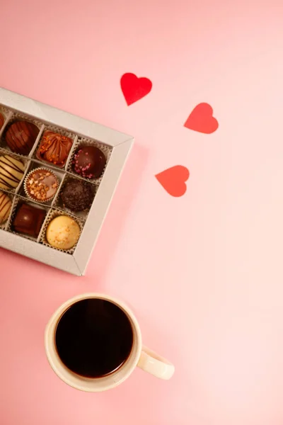 Regalo San Valentín Caja Bombones Chocolate Con Taza Café Fondo — Foto de Stock