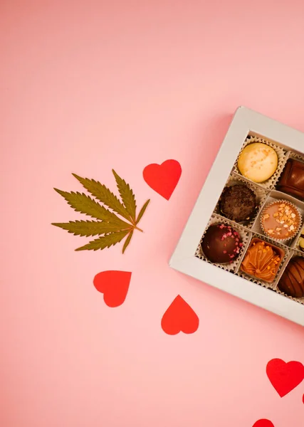 CBD çikolatalı şekerler. Sevgililer günü hediyesi. Kenevir yaprağı. Marihuana yemeği. Yenilebilir ot