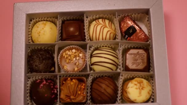 Hand Pick Chocolade Snoepjes Doos Handgemaakt Snoepgoed Valentijnsdag Cadeau — Stockvideo