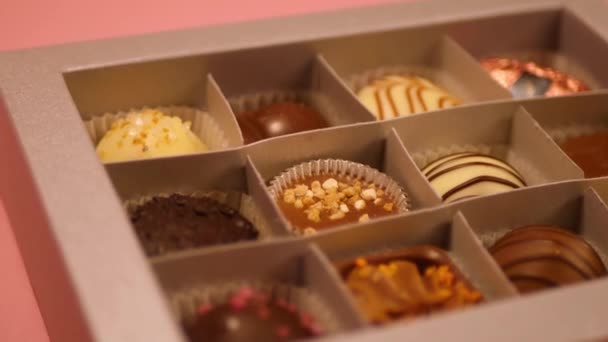 Hand Pick Chocolade Snoepjes Doos Handgemaakt Snoepgoed Valentijnsdag Cadeau — Stockvideo