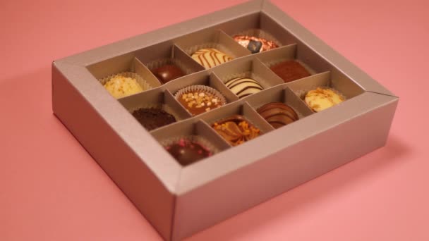 Ręka Czekoladowe Cukierki Pudełku Ręcznie Robione Słodycze Prezent Walentynkowy — Wideo stockowe