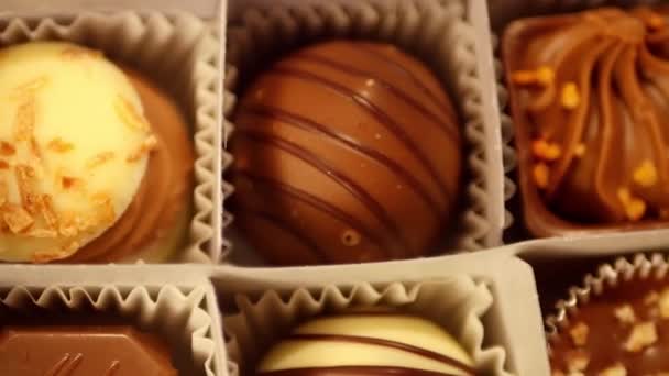 Zamknij Czekoladowe Cukierki Pudełku Ręcznie Robione Słodycze Prezent Walentynkowy — Wideo stockowe