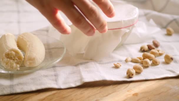 Övernattning Havregryn Skål Matlagning Hälsosam Frukost Hemma Växtmjölk Häller Banan — Stockvideo