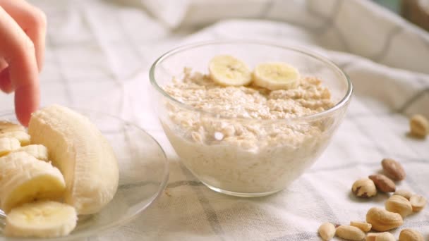 Övernattning Havregryn Skål Matlagning Hälsosam Frukost Hemma Växtmjölk Häller Banan — Stockvideo